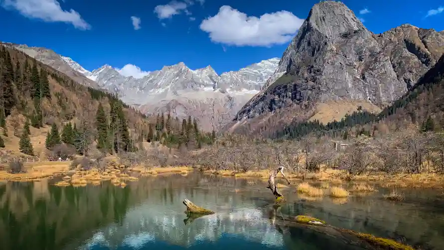 4k倒影壁纸-平静的水与蓝天-秋日风景免费下载「哲风壁纸」