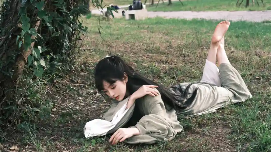 3k惬意壁纸-女明星 - 草地-免费下载「哲风壁纸」