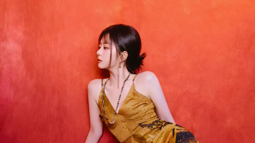5k写真壁纸-女明星与性感-金色吊带裙壁纸分享「哲风壁纸」