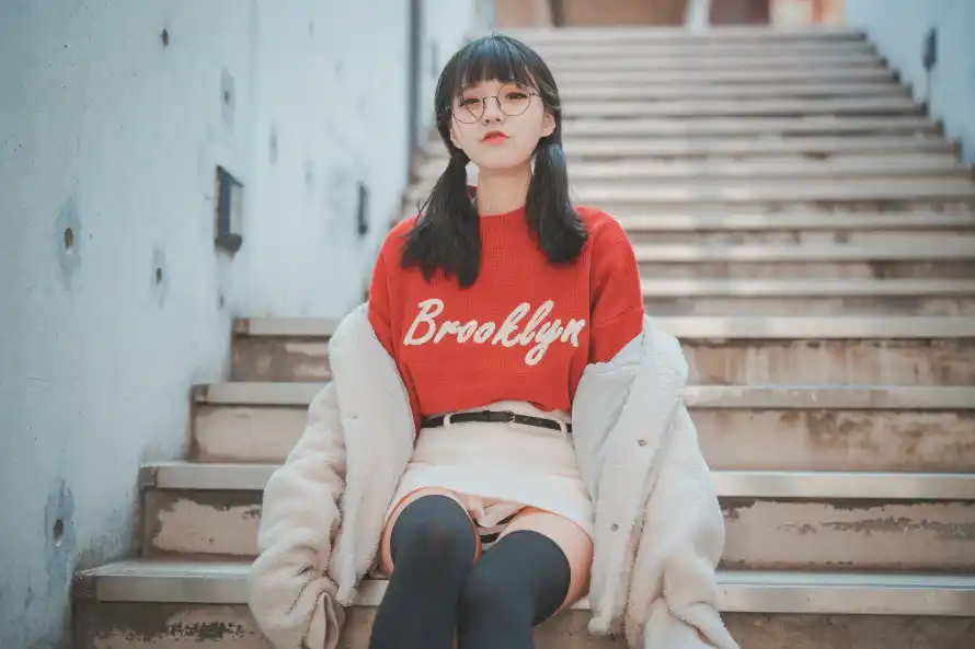 6k少女壁纸-时尚穿搭与美女-楼梯背景壁纸推荐「哲风壁纸」