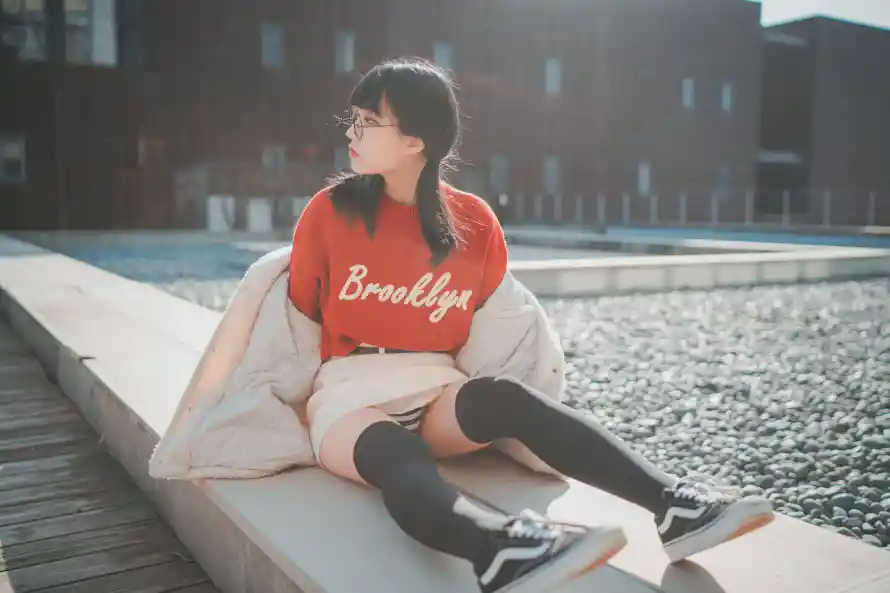 6k少女壁纸-户外坐姿和美女-红衣少女热门的壁纸「哲风壁纸」
