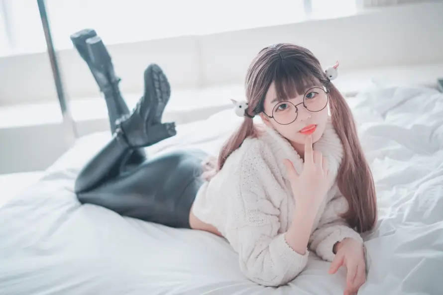 2k少女壁纸-长靴壁纸和美女-免费下载「哲风壁纸」