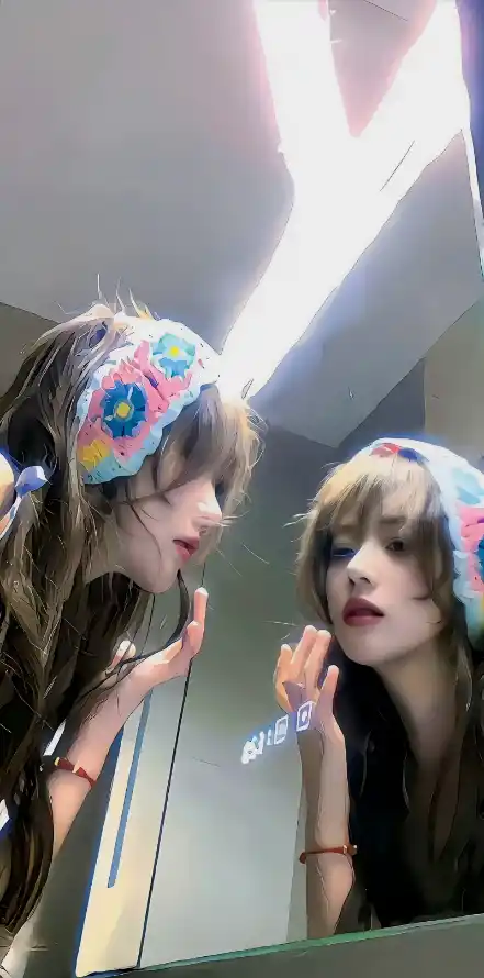 4k时尚壁纸 - 美女 - 镜子 - 氛围感「哲风壁纸」