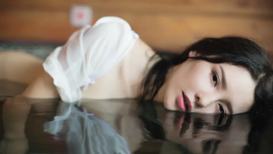 5k女生壁纸-白上衣与时尚-热门的壁纸「哲风壁纸」
