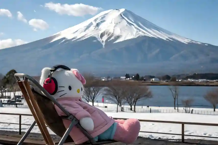 6k玩偶壁纸-凯迪猫和富士山-可爱玩偶免费下载「哲风壁纸」