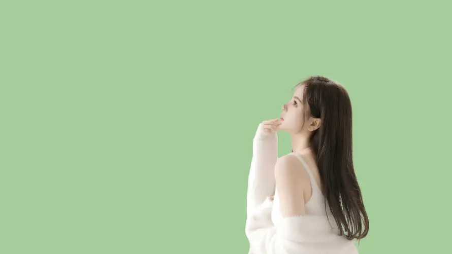4k佳人壁纸-绿色背景 - 清新-长发美女热门的壁纸「哲风壁纸」