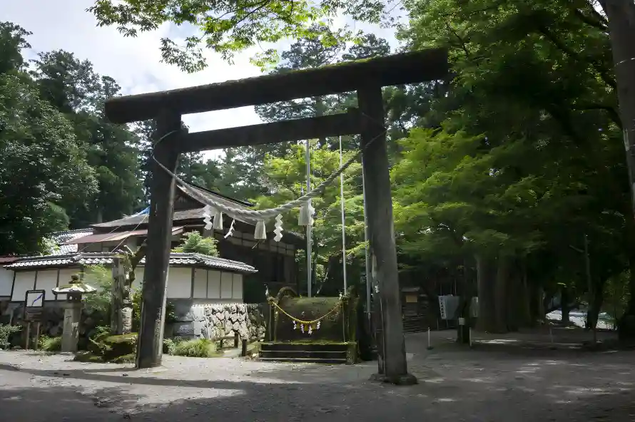 3k小屋景致壁纸-山林小屋和日本神社-神社风光「哲风壁纸」