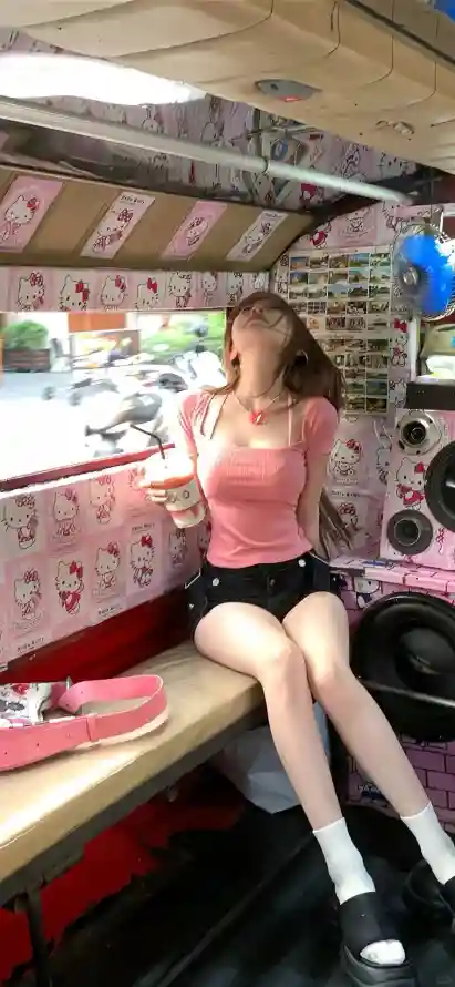 4k迷人壁纸 - 魅力 - 个性背景 - 女孩坐姿「哲风壁纸」