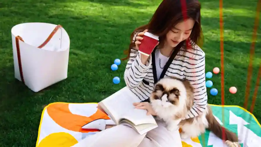 8k休闲壁纸-刘亦菲和咖啡-条纹上衣热门的壁纸「哲风壁纸」