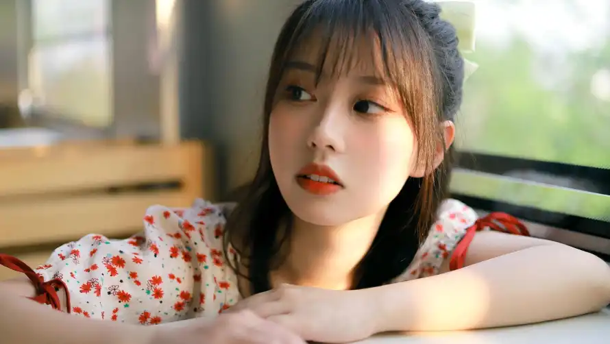 2k美女壁纸-室内窗边壁纸和魅力-碎花上衣热门的壁纸「哲风壁纸」