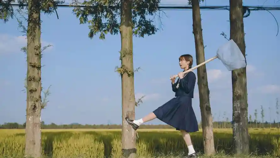 2k少女壁纸-夏日时光和田野-校园制服壁纸推荐「哲风壁纸」