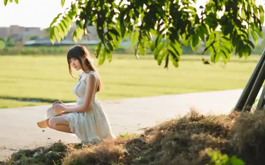 2k美女壁纸-户外草地 - 自然-树下场景壁纸推荐「哲风壁纸」