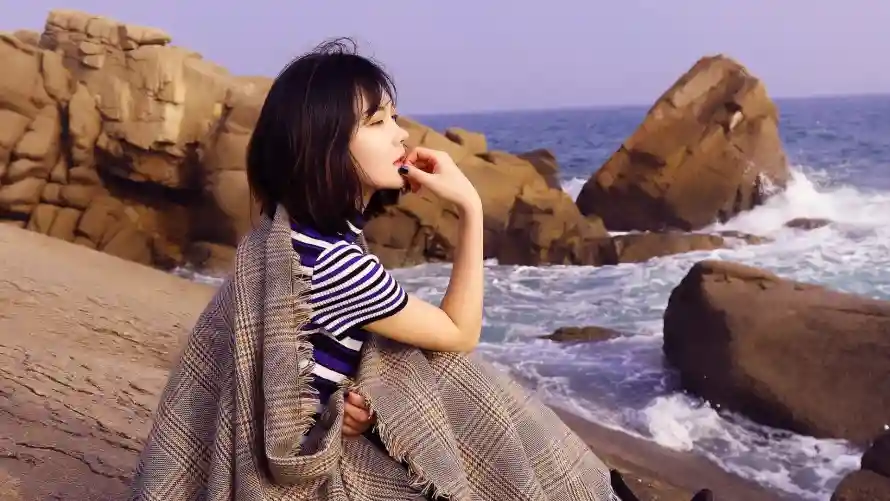 2k海边壁纸-少女写真与美女-岩石海浪壁纸分享「哲风壁纸」