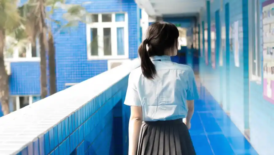 2k美女壁纸-少女背影和青春-校园走廊免费下载「哲风壁纸」