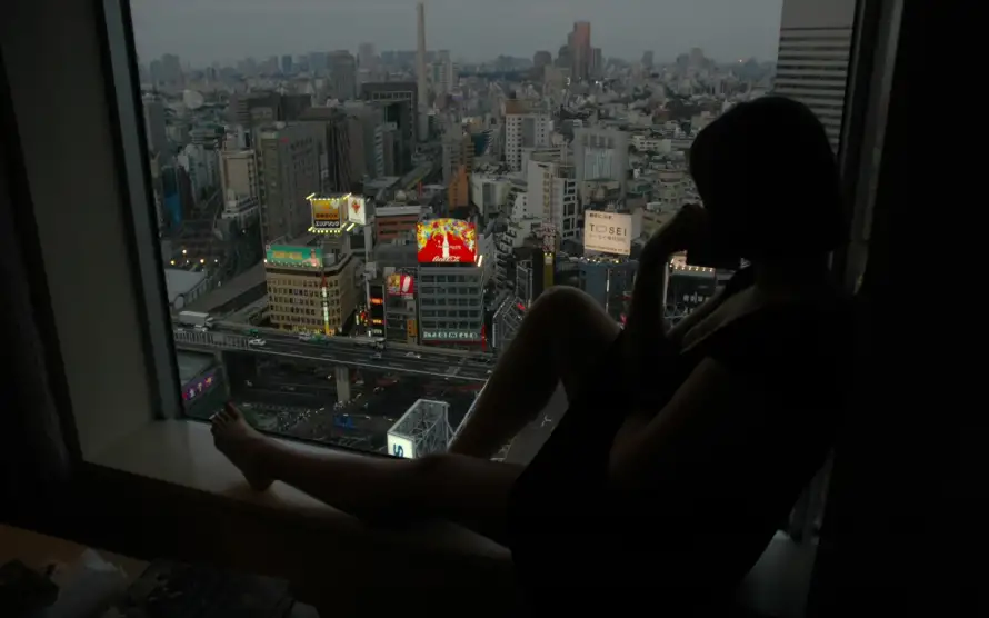 3k暗色壁纸-城市灯火与美女-夜景剪影热门的壁纸「哲风壁纸」
