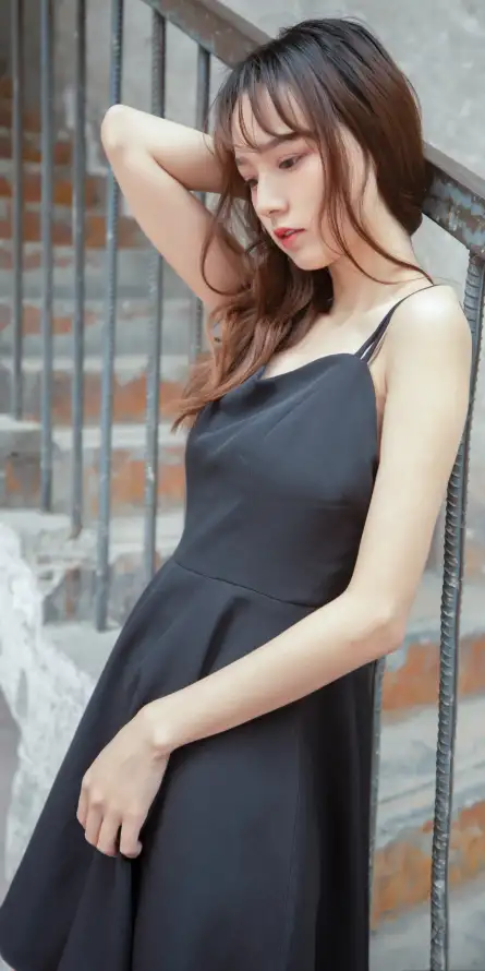 4k复古壁纸 - 少女 - 性感 - 楼梯「哲风壁纸」