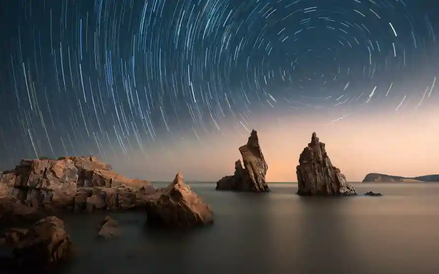 4k星轨壁纸-夜空轨迹与礁石-延迟摄影免费下载「哲风壁纸」