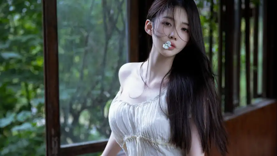 7k女神壁纸-户外写真与美女-森林木屋壁纸分享「哲风壁纸」