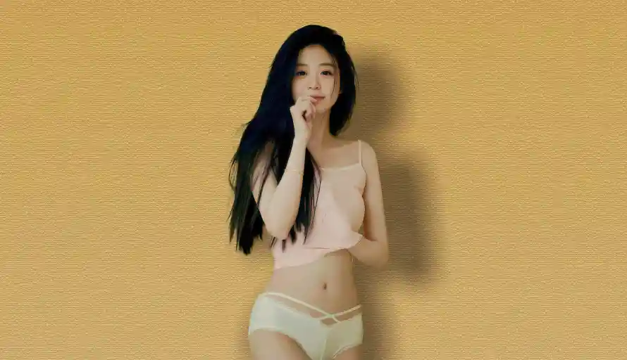 4k慵懒壁纸-居家氛围壁纸和慵懒美女-暖黄背景「哲风壁纸」