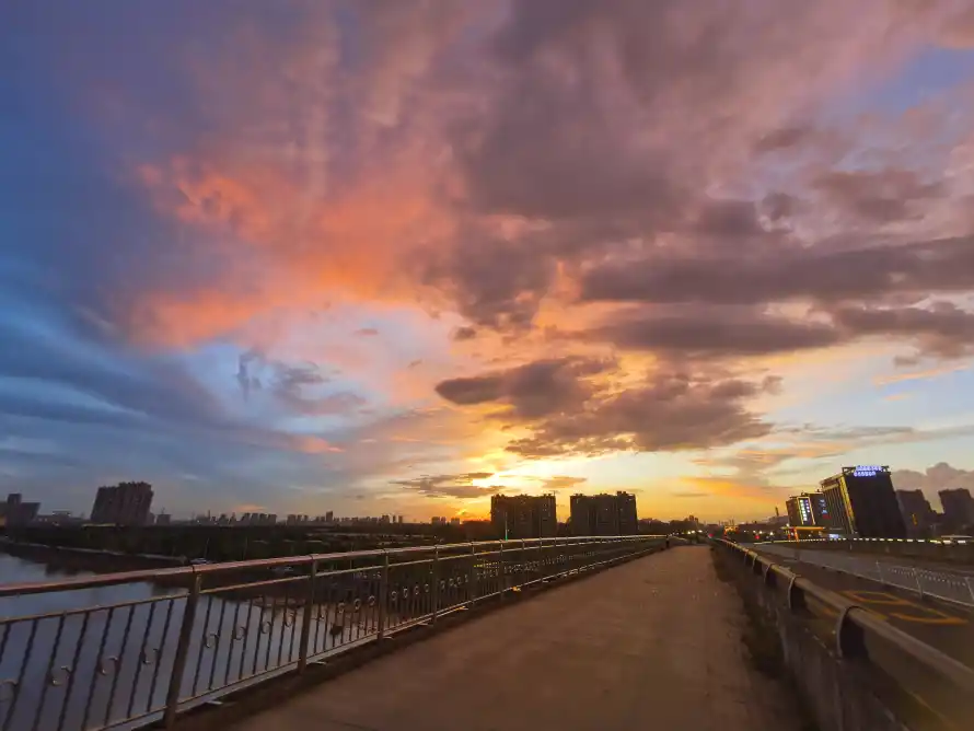 5k天空壁纸-城市晚霞与晚霞-城市暮色免费下载「哲风壁纸」