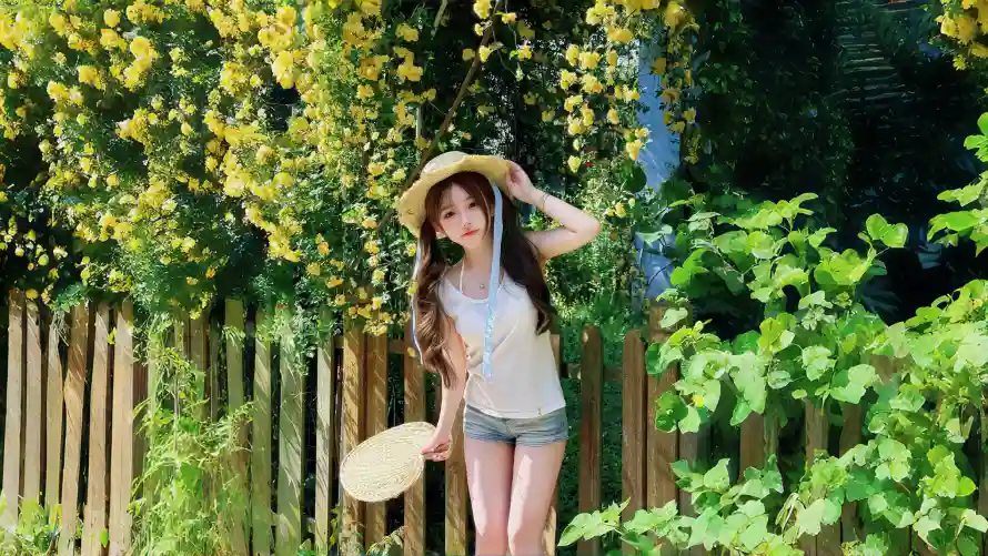 4k夏日清爽壁纸-户外写真和绿意花墙-美女写真「哲风壁纸」