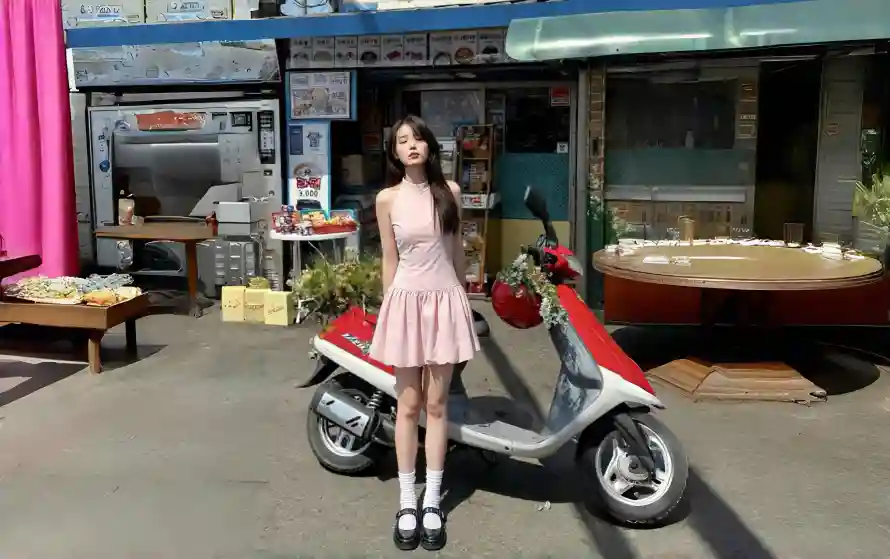 3k111壁纸-1122 - 街头场景-少女与摩托「哲风壁纸」