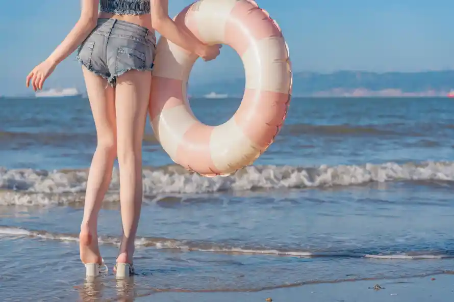 8k夏日海滩壁纸-夏日美腿和少女泳圈-海滩少女「哲风壁纸」