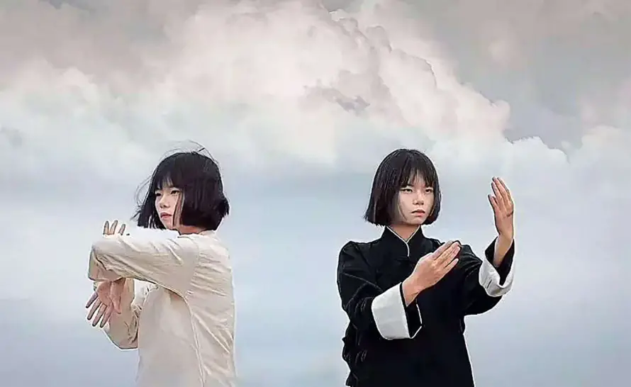 2k教下壁纸-战损版和云层背景-国风动作「哲风壁纸」