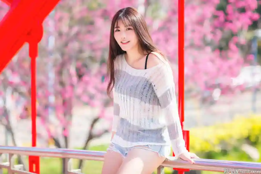 2k写真壁纸-条纹上衣壁纸和户外-美女模特免费下载「哲风壁纸」