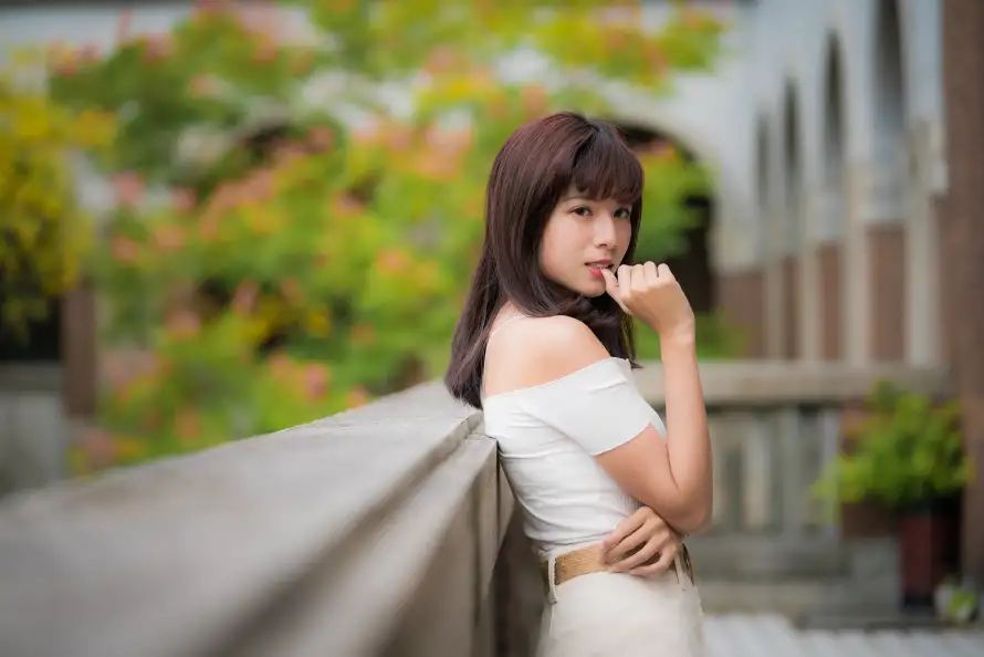5k模特壁纸-庭院背景与美女-户外场景壁纸推荐「哲风壁纸」