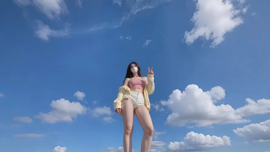 4k仰拍视角壁纸-夏日晴空和夏日美女-户外写真「哲风壁纸」