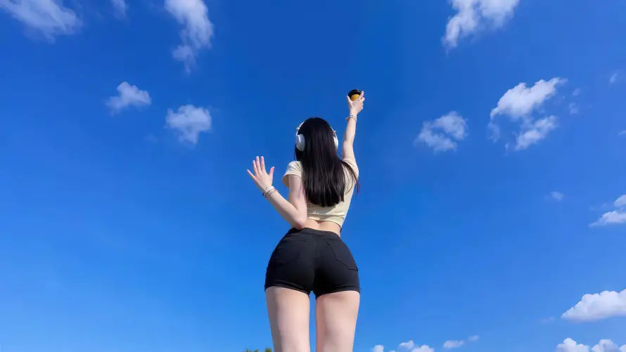 4k举杯壁纸-夏日晴空 - 美腿-背影美腿热门的壁纸「哲风壁纸」