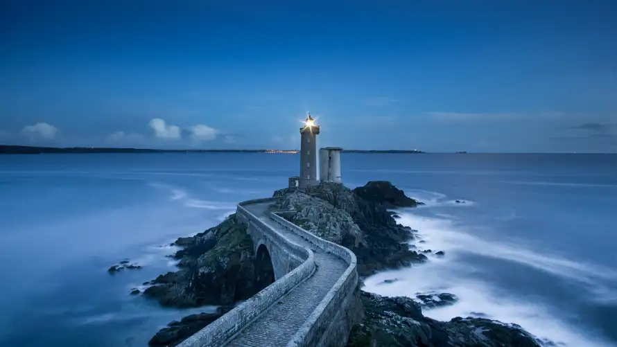 5k夜景壁纸-岩石海岸和海景-暮色灯塔壁纸分享「哲风壁纸」