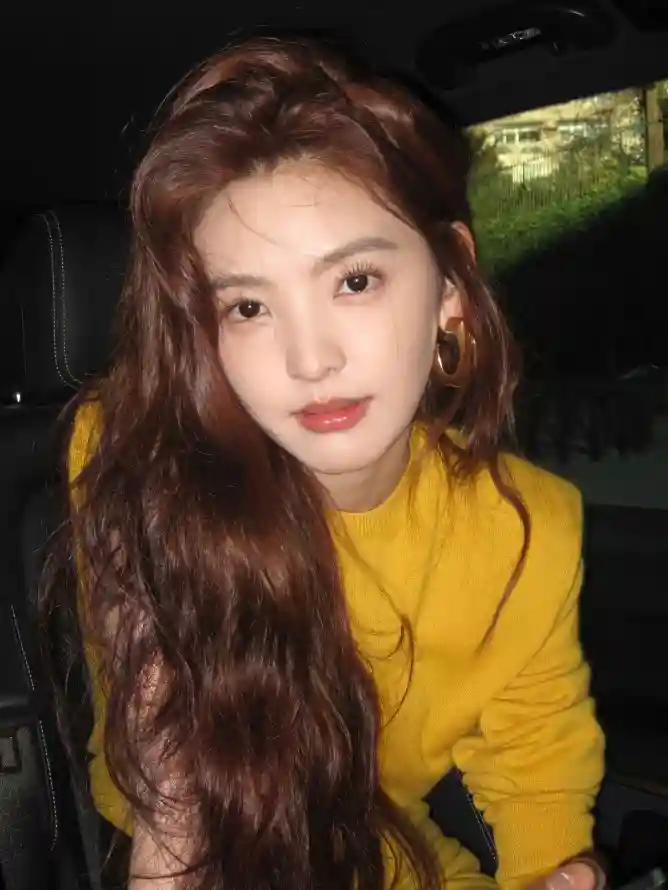4k美女壁纸 - 章若楠 - 车内场景 - 长发美女「哲风壁纸」