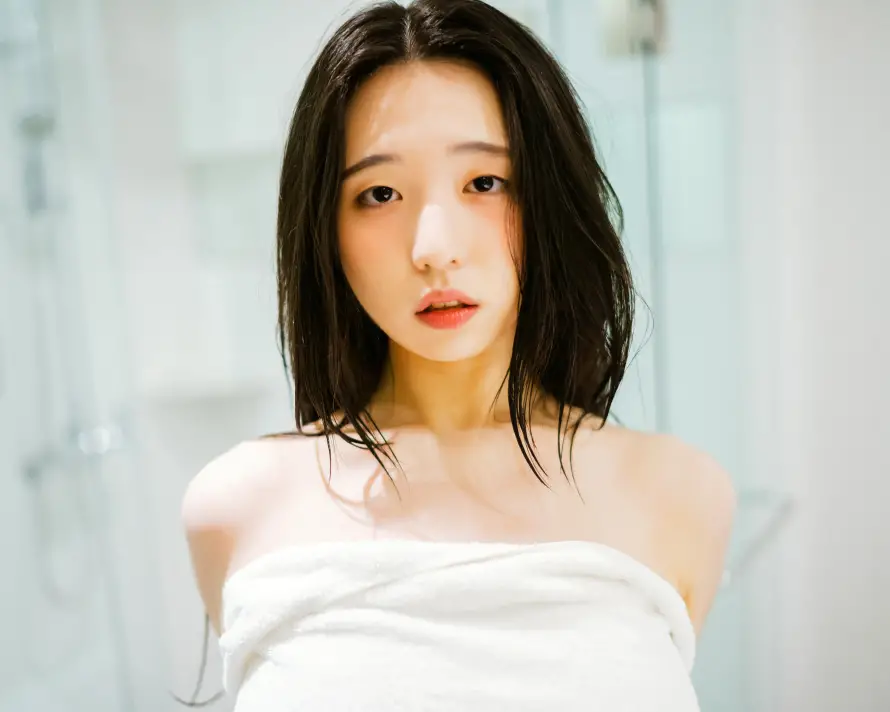 5k妍雨壁纸-写真特写和浴室湿发-浴巾造型「哲风壁纸」