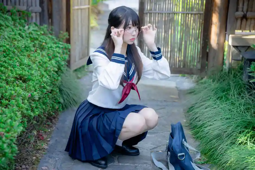 4k校服壁纸-校园风 - 眼镜-jk制服热门的壁纸「哲风壁纸」