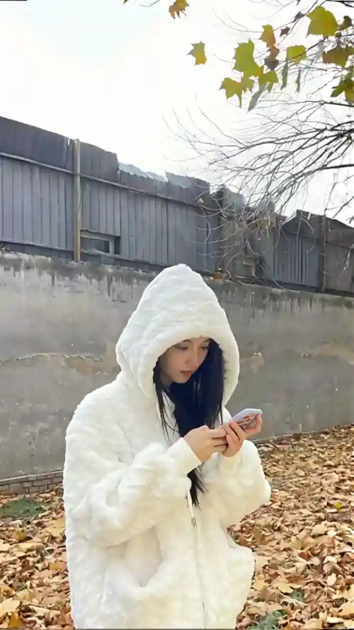 4k美女壁纸 - 王楚然 - 户外美照 - 白色穿搭「哲风壁纸」