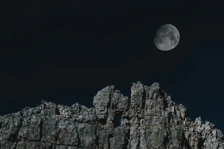 4k夜景壁纸 - 夜空 - 山峰 - 岩石「哲风壁纸」