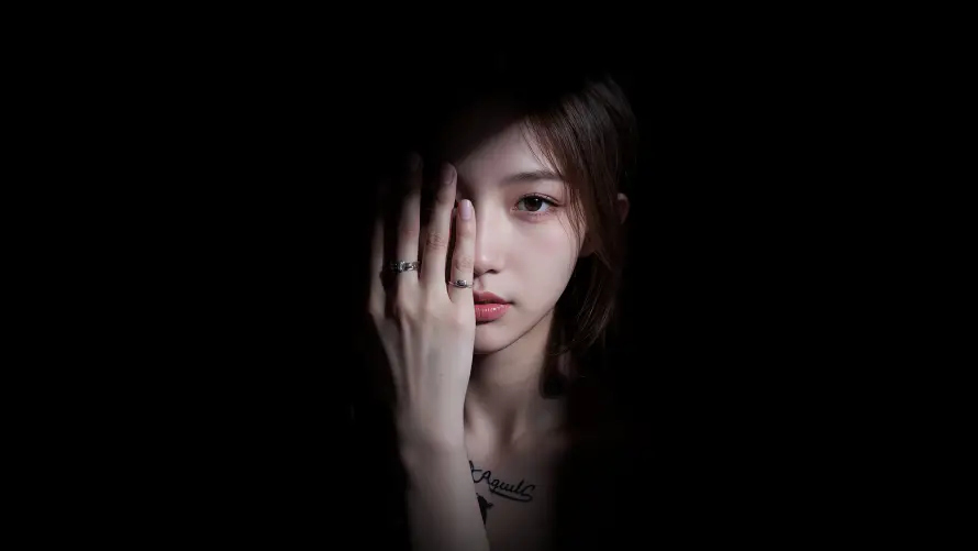 4k半遮面壁纸 - 手遮脸 - 光影美女 - 暗调光影「哲风壁纸」