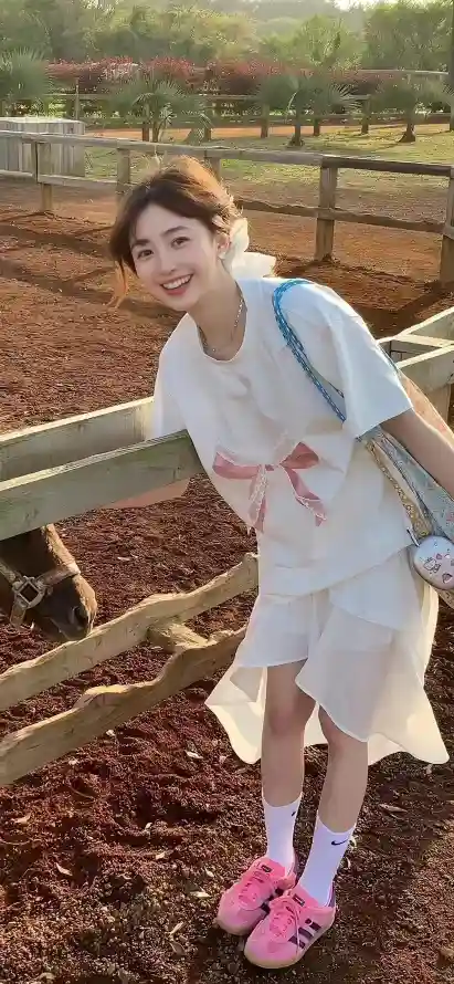 4k户外壁纸 - 牧场 - 美女 - 木栅栏「哲风壁纸」