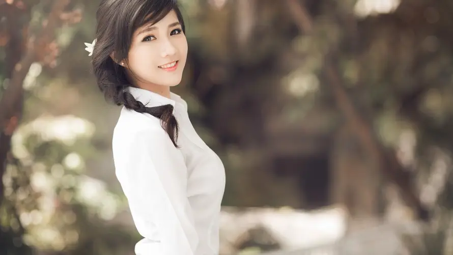 4k微笑壁纸 - 户外 - 白衣 - 美女「哲风壁纸」