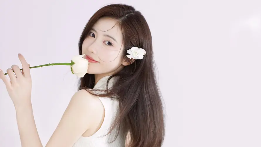 4k微笑壁纸 - 美女 - 长发 - 发间花「哲风壁纸」