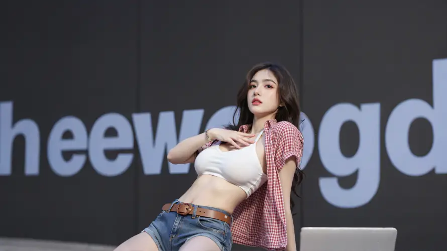 4k字母壁纸-牛仔短裤壁纸和美女-白色上衣热门的壁纸「哲风壁纸」