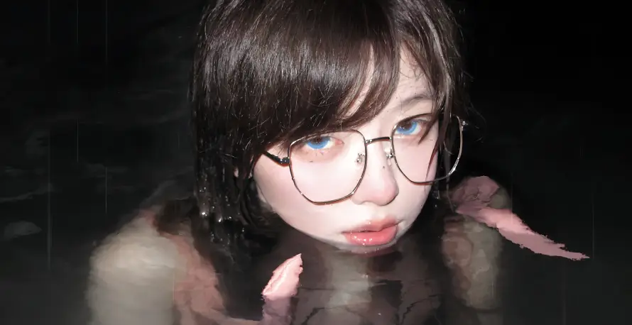 4k真人壁纸 - 黑发 - 暗背景 - 水中少女「哲风壁纸」