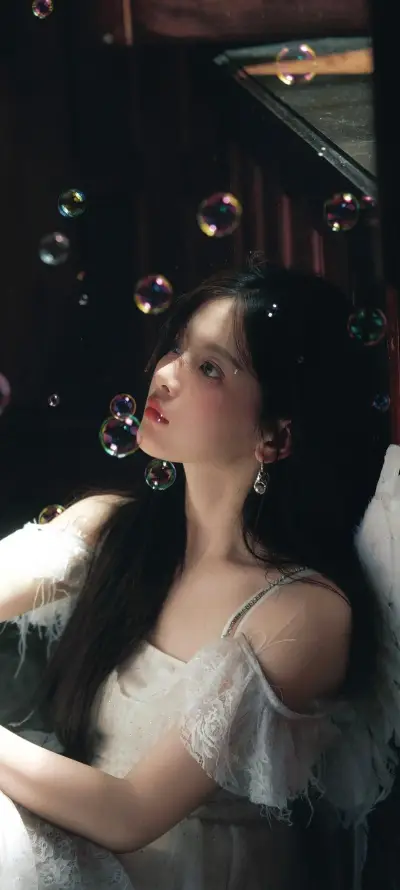 4k气泡壁纸 - 美女 - 长发 - 吊带裙「哲风壁纸」