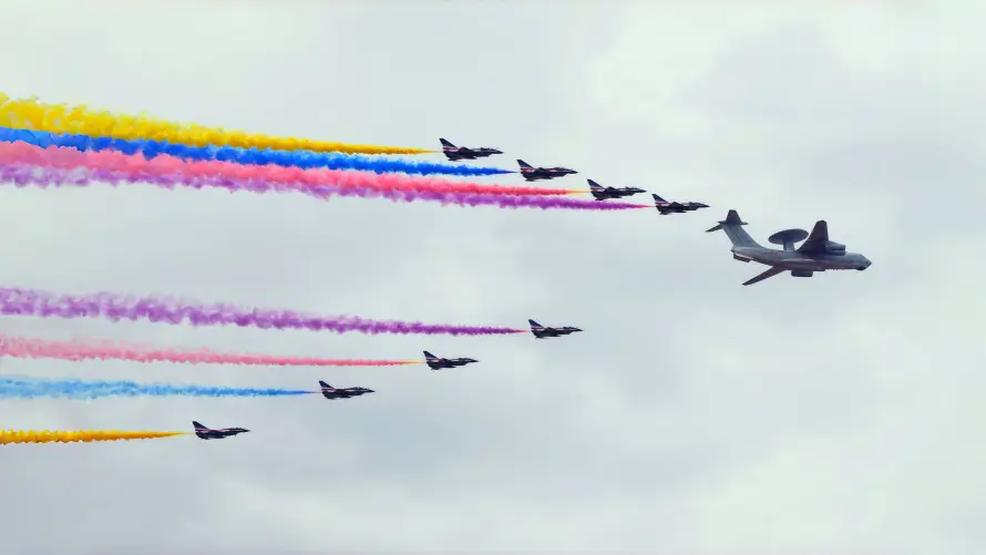 4k预警机壁纸-93阅兵与军机编队-彩色烟雾「哲风壁纸」