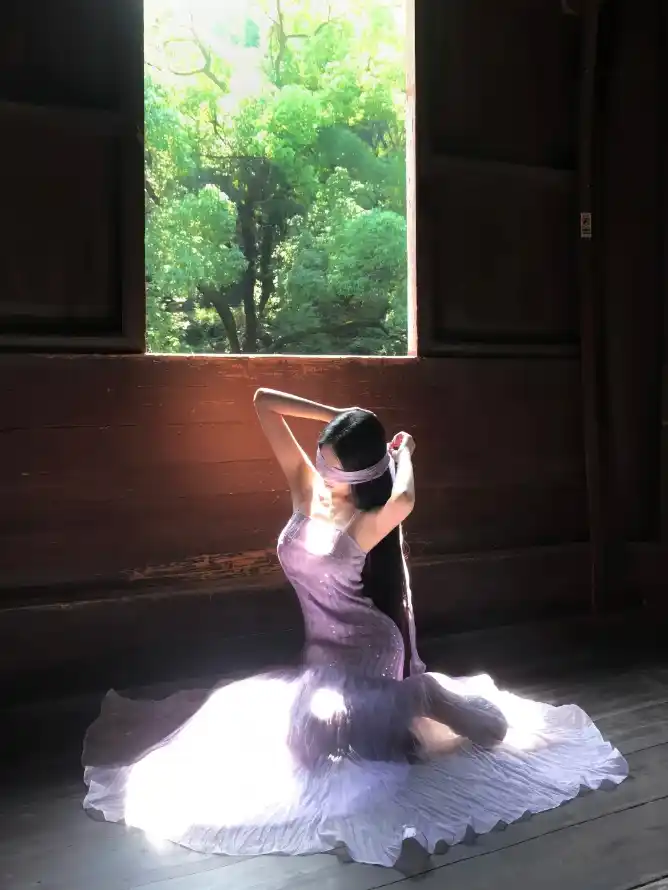 4k安静壁纸 - 真人 - 氛围感 - 窗边光影「哲风壁纸」