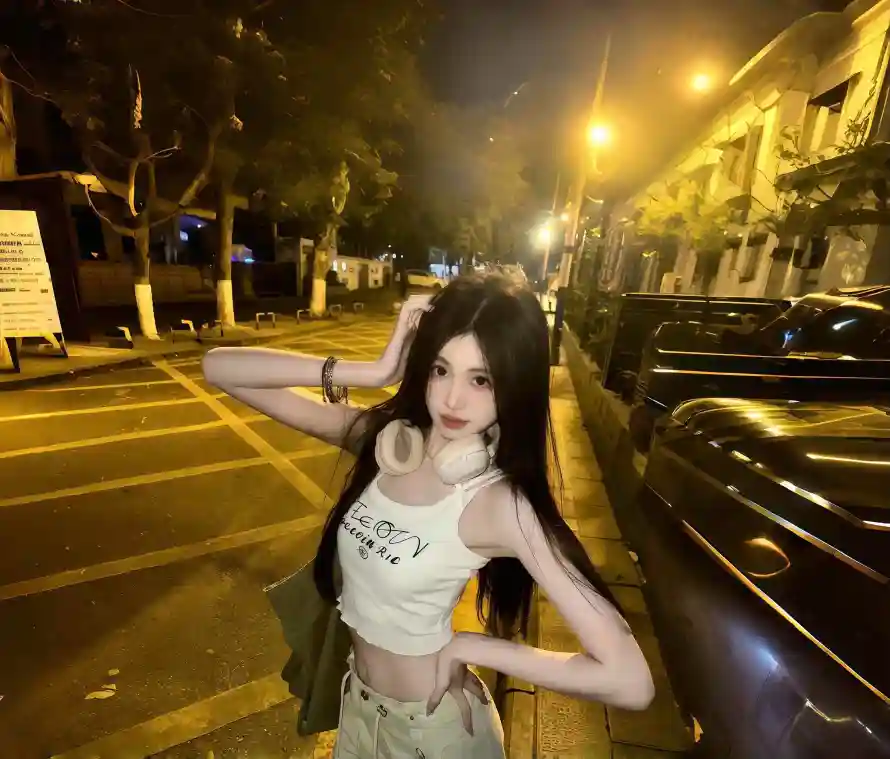 3k夜晚壁纸-白色背心与女孩-绿色裤子壁纸分享「哲风壁纸」