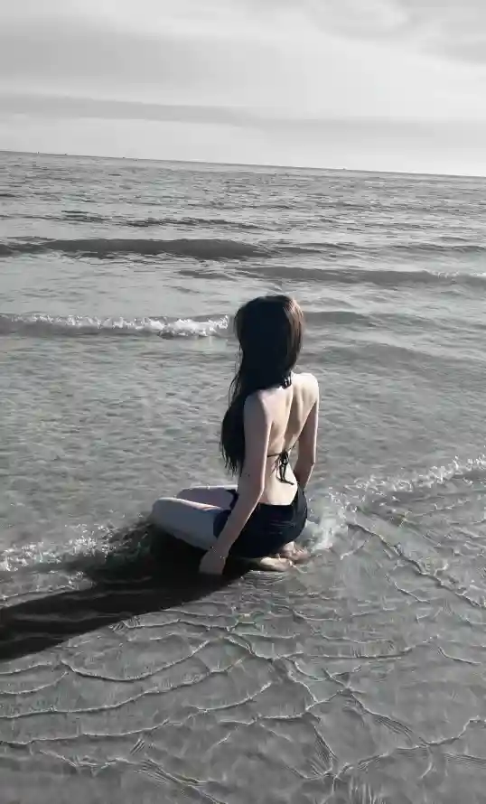 4k安逸壁纸 - 沙滩 - 海水 - 女性背影「哲风壁纸」