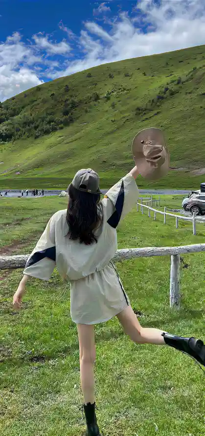 4k户外女性壁纸 - 活力女性 - 绿色山坡 - 美女壁纸「哲风壁纸」